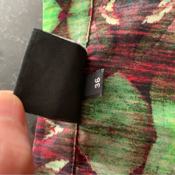 Sacada Abstract Red Green Long Sleeve Button Up Top Size Small - Picture 13 of 15